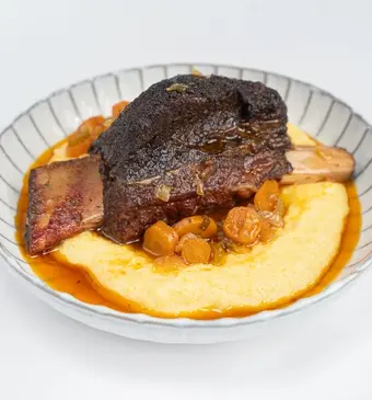 Beef ribs met polenta van de BBQ