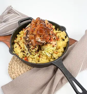 Varkenskotelet met aardappel van de BBQ