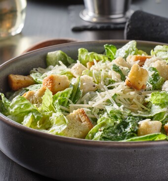 caesar salad in een bowl