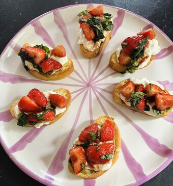 Crostini met stracciatella en gemarineerde aardbeien