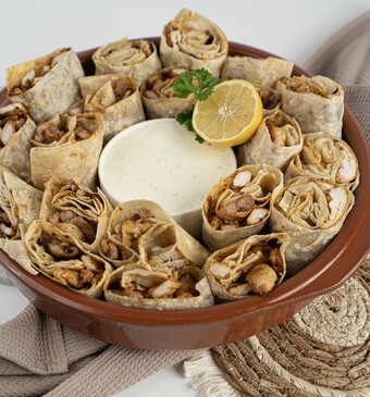 kipshoarma van de bbq geserveerd in platbrood 