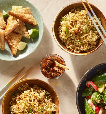 Dandan noedels, shrimp toast en Aziatische komkommersalade