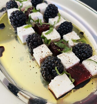 Schaakbordsalade met feta, biet & braam