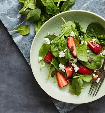 Zomerse salade met aardbei en burrata