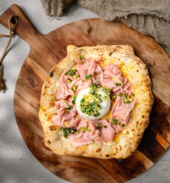 Pizza met mortadella en burrata