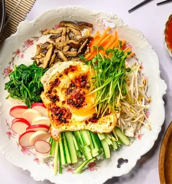 Bibimbap met crispy chili-olie eieren 