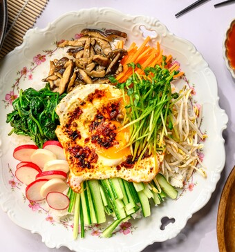 Bibimbap met crispy chili-olie eieren 
