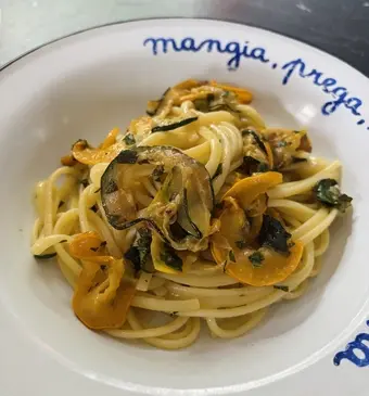 Courgette pasta met gemarineerde kruiden