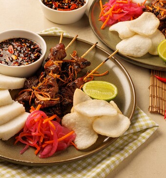 Saté kambing met lontong