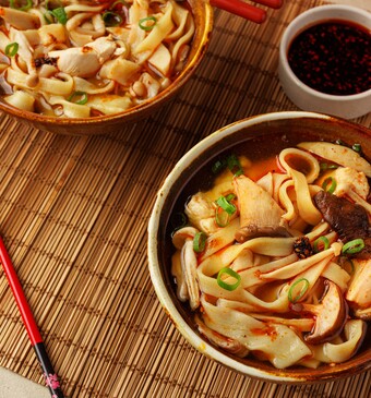 Hand-pulled noodlesoep met kip