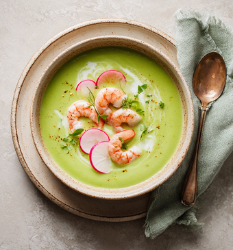 Avocado-sla-soep met gebakken tijgergarnalen