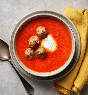Klassieke, verse tomatensoep