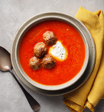 Klassieke, verse tomatensoep