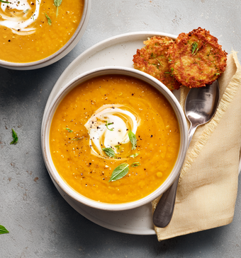 Pompoen-linzensoep met aardappelkoekjes