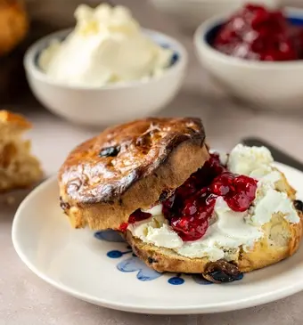 RZK scones met lemoncurd en frambozenjam