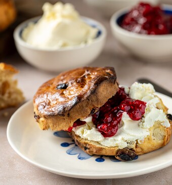RZK scones met lemoncurd en frambozenjam