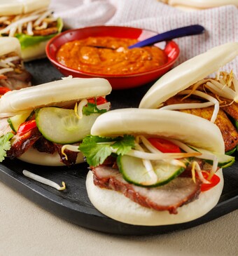 Bao buns met geroosterd varkensvlees of tempeh