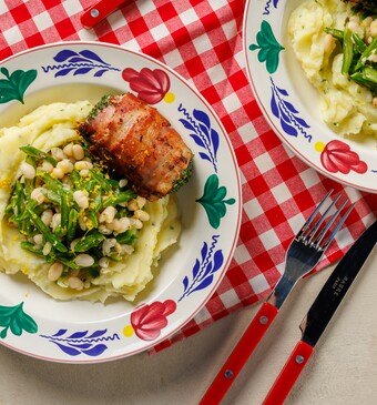 Blote billetjes in het gras met slavinken