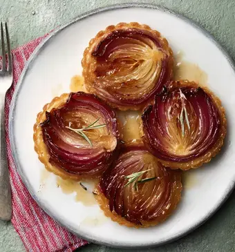 uien tarte tatin op een bordje