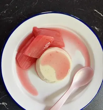 rabarber panna cotta