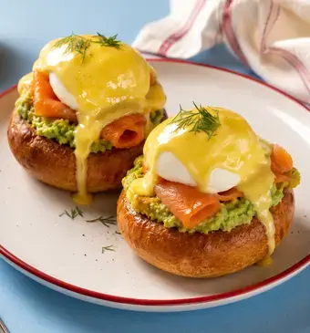 avocado gepocheerd ei croissant