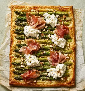 plaattaart met groene asperges