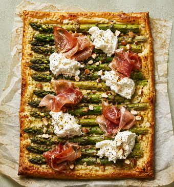 plaattaart met groene asperges