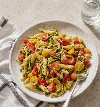 pastasalade met tomaten en pesto