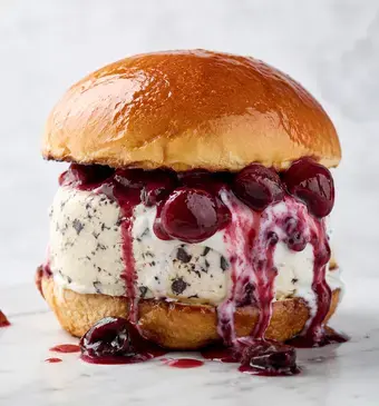 ice cream bun met kersen