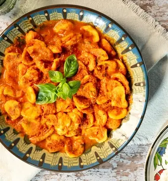 Orecchiette in tomaten-paprikasaus