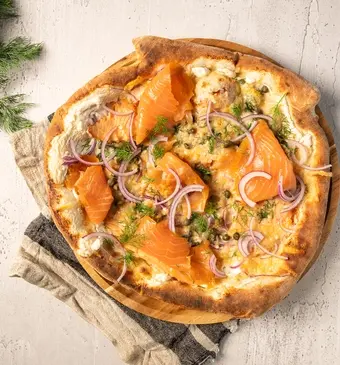 Pizza met gerookte zalm