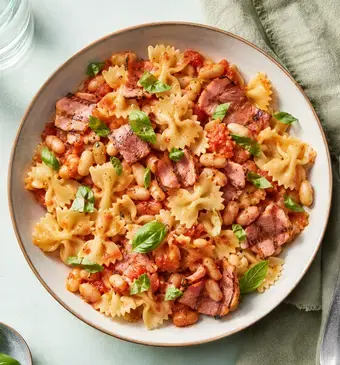 Pasta met witte bonen in tomatensaus en ham