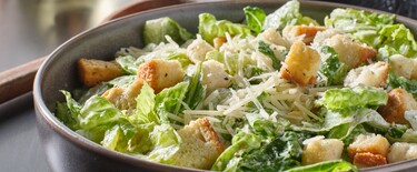 caesar salad in een bowl