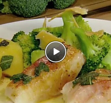 Kabeljauw met rauwe ham en saliejus en broccoli met oude kaas