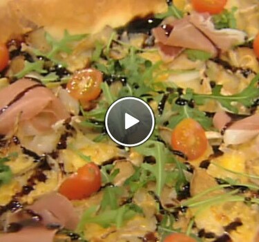 Pizza met oesterzwammen, ham en rucola