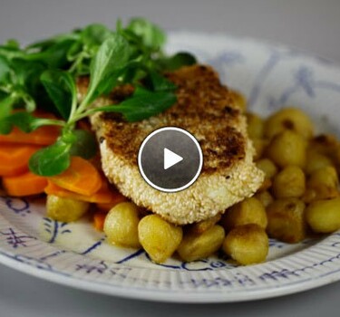 Visfilets in sesampaneer met krieltjes en wortelsalade