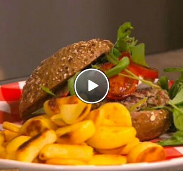 Italiaanse hamburger met tomaat-rucolasalade