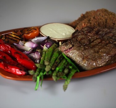 Côte de boeufs met gegrilde groente en amandelaïoli