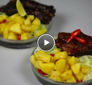 Zoete en pittige varkensribbetjes met fruitsalsa