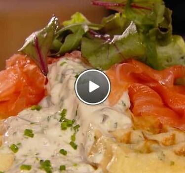 Dragonwafels met gerookte zalm en frisse kruidensaus