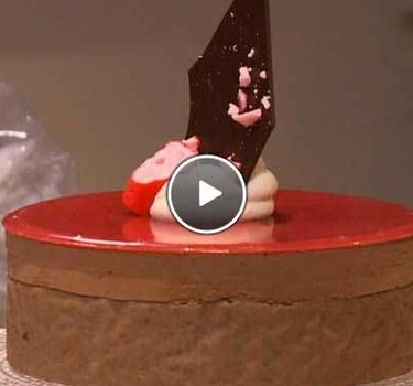 Pure chocoladetaart met zuurtjescrème