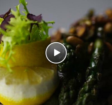 Doradefilet met gebakken groene asperges en notenolie