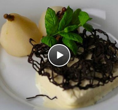 Grand Marnier parfait met blanke stoofpeer en chocoladetuille