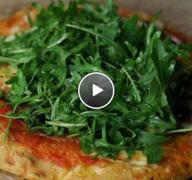 Zelfgemaakte pizza met rucola