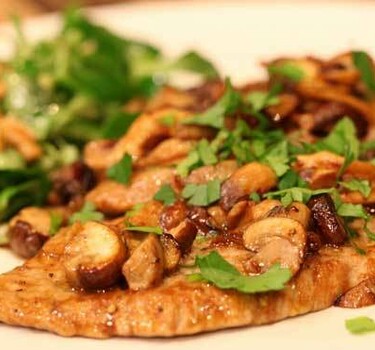 Scaloppine al marsala con funghi misti en salade met walnoten en druiven