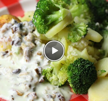 Broccoli ovenschotel met gekruide eieren en yoghurtsausje