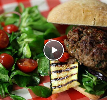 Italiaanse hamburgers met gegrilde groente