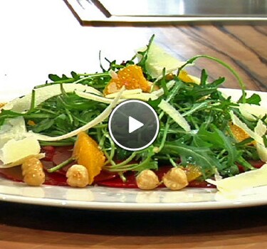 Salade van gemarineerde rauwe biet en pecorino