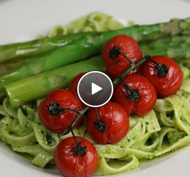 Tagliatelle met zelfgemaakte pesto en groene asperges