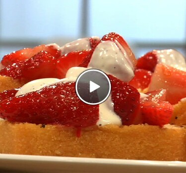 Gegrilde cake met aardbeien en vanille-crème fraîche